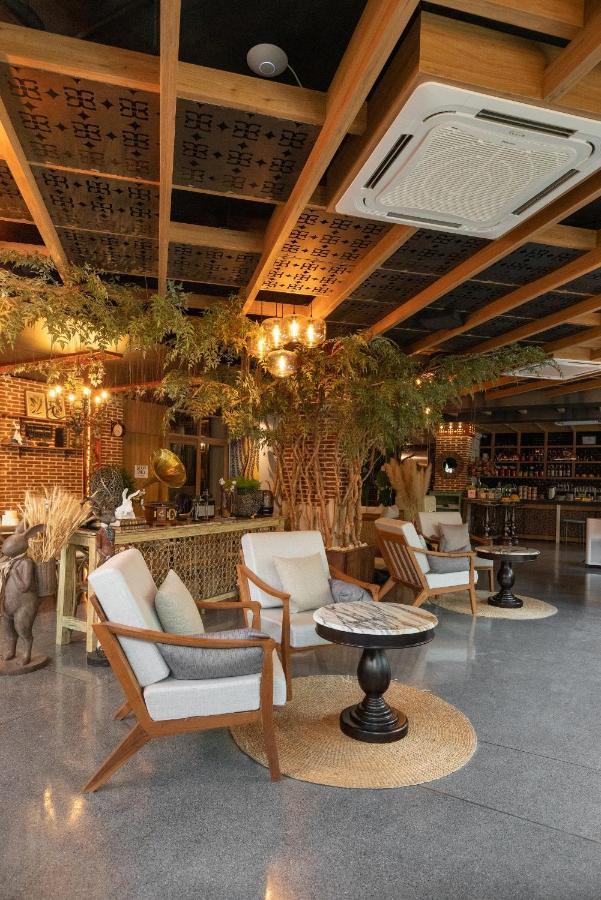 Sanae' Oldtown Hotel Chiang Mai Buitenkant foto